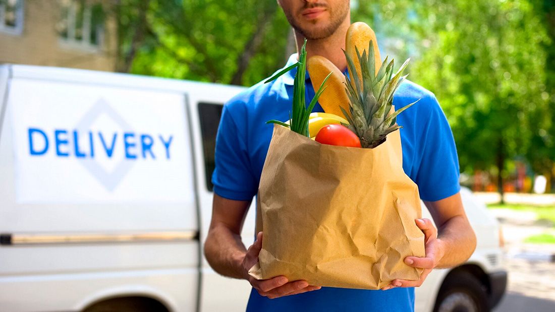 Сервис доставки еды. Доставщик продуктов. Курьер с продуктами. Курьер доставка продуктов. Доставщик с пакетом продуктов